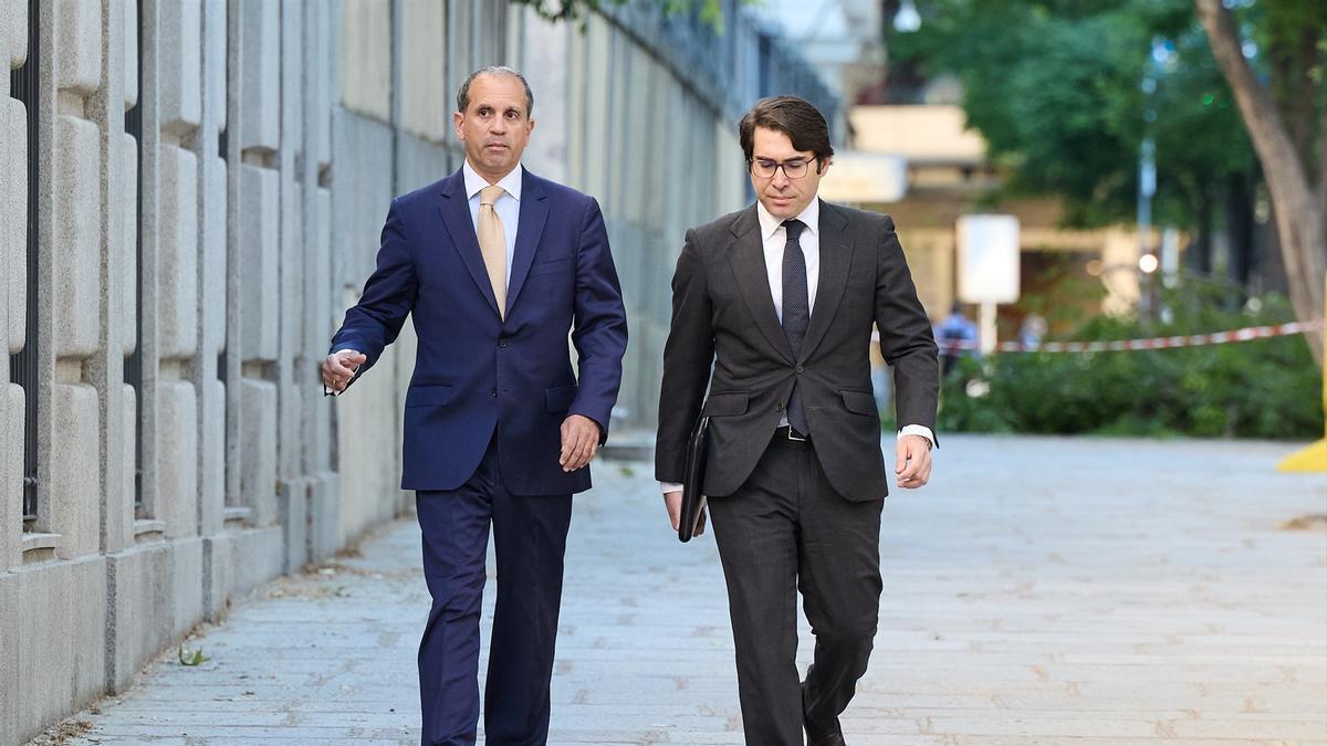 El abogado de Alberto González Amador, Carlos Neira (i), a su llegada al Tribunal Supremo.