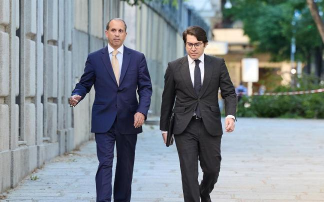 El abogado de Alberto González Amador, Carlos Neira (i), a su llegada al Tribunal Supremo.