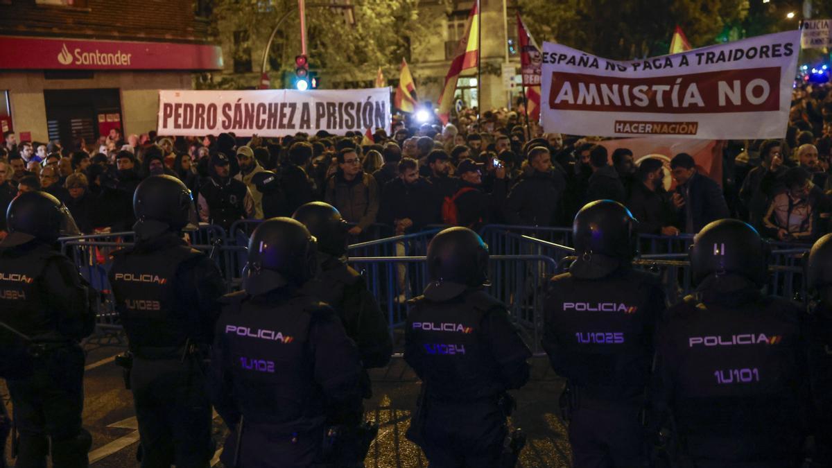 Interior ha desplegado más de 160 agentes frente a la sede del PSOE en Ferraz.