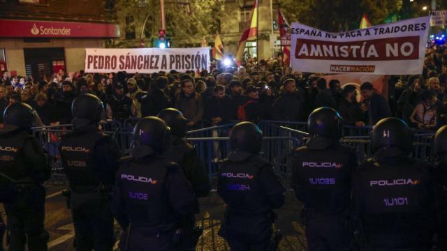 Interior ha desplegado más de 160 agentes frente a la sede del PSOE en Ferraz.