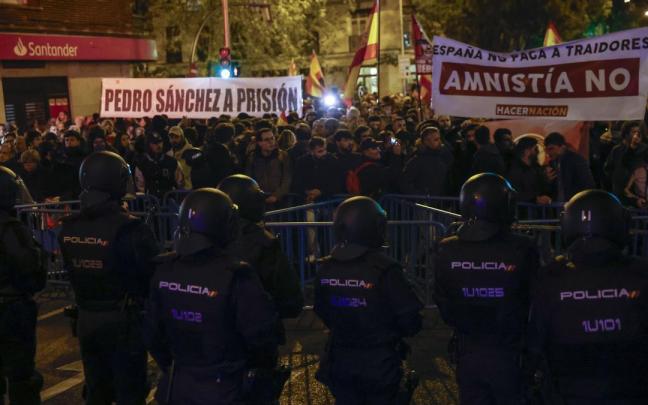 Interior ha desplegado más de 160 agentes frente a la sede del PSOE en Ferraz.