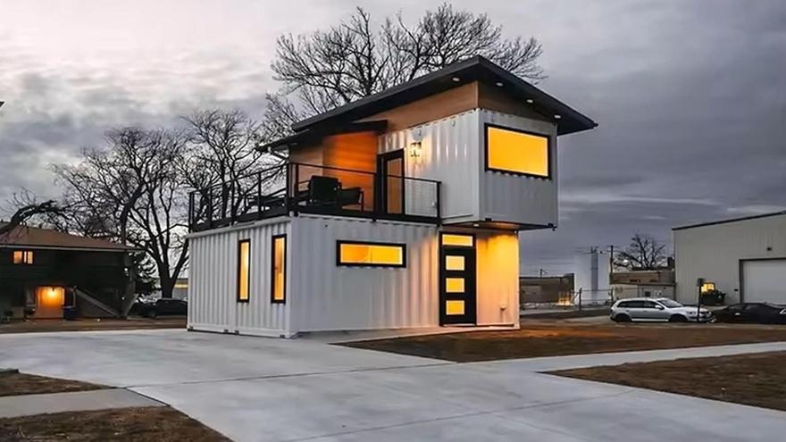 Quick.Simple.Easy SEQ - Casa prefabricada de contenedores expandibles de 2 dormitorios, totalmente equipada, 20 pies, escaleras de lujo incluidas