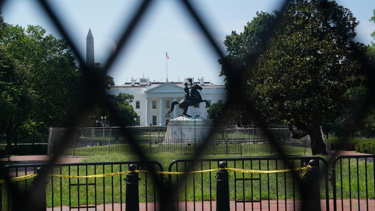 Una valla rodea toda la Casa Blanca como medida de seguridad.