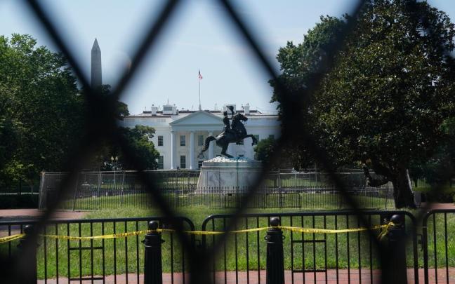 Una valla rodea toda la Casa Blanca como medida de seguridad.