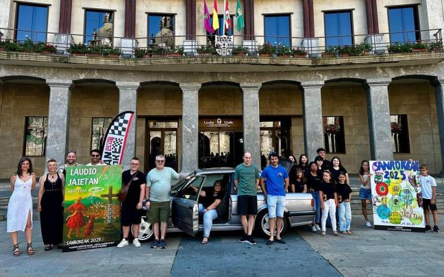 Los protagonistas festivos se han presentado la tarde de este jueves en la Herriko Plaza / Ayuntamiento de Laudio Los protagonistas festivos se han presentado la tarde de este jueves en la Herriko Plaza