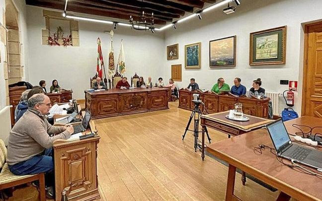 Udalbatza urteko lehen Osoko Bilkuran, Hondarribiko udaletxean. | ARGAZKIA: N.G.