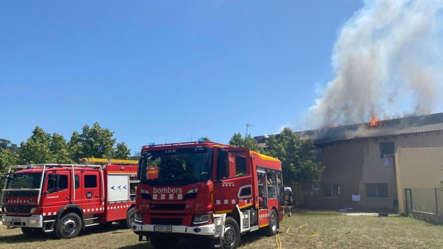 Bomberos trabajando en la extinción del incendio en la casa de colonias.