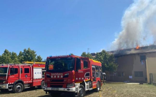 Bomberos trabajando en la extinción del incendio en la casa de colonias.