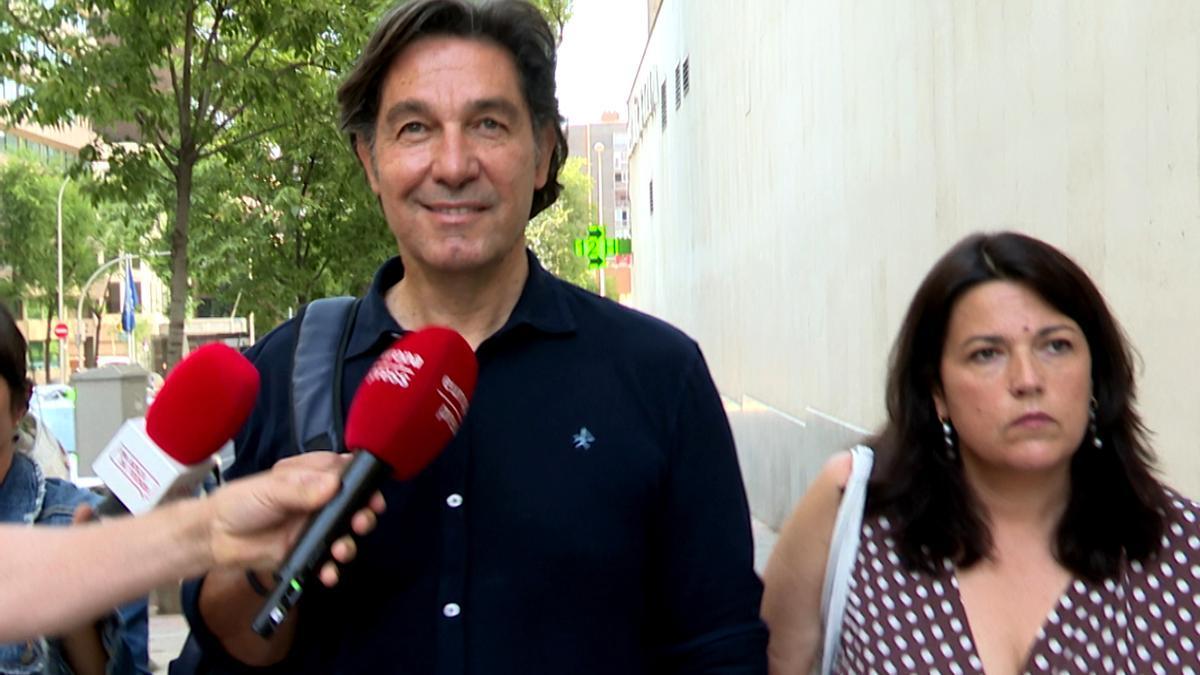 Luis Lorenzo sale de los juzgados de familia.