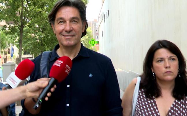 Luis Lorenzo sale de los juzgados de familia.