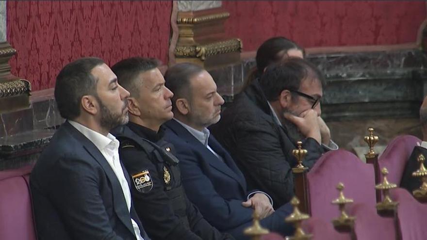 Aldama, Ábalos y Koldo, sentados en el banquillo de acusados en el Tribunal Supremo durante el juicio contra ellos.