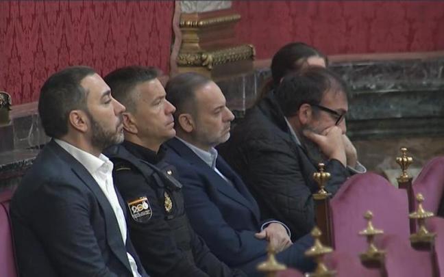 Aldama, Ábalos y Koldo, sentados en el banquillo de acusados en el Tribunal Supremo durante el juicio contra ellos.