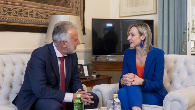 La consejera de Gobernanza, Administración Digital y Autogobierno, Maria Ubarretxena, durante la entrega al ministro de Política Territorial y Memoria Democrática, Ángel Víctor Torres.