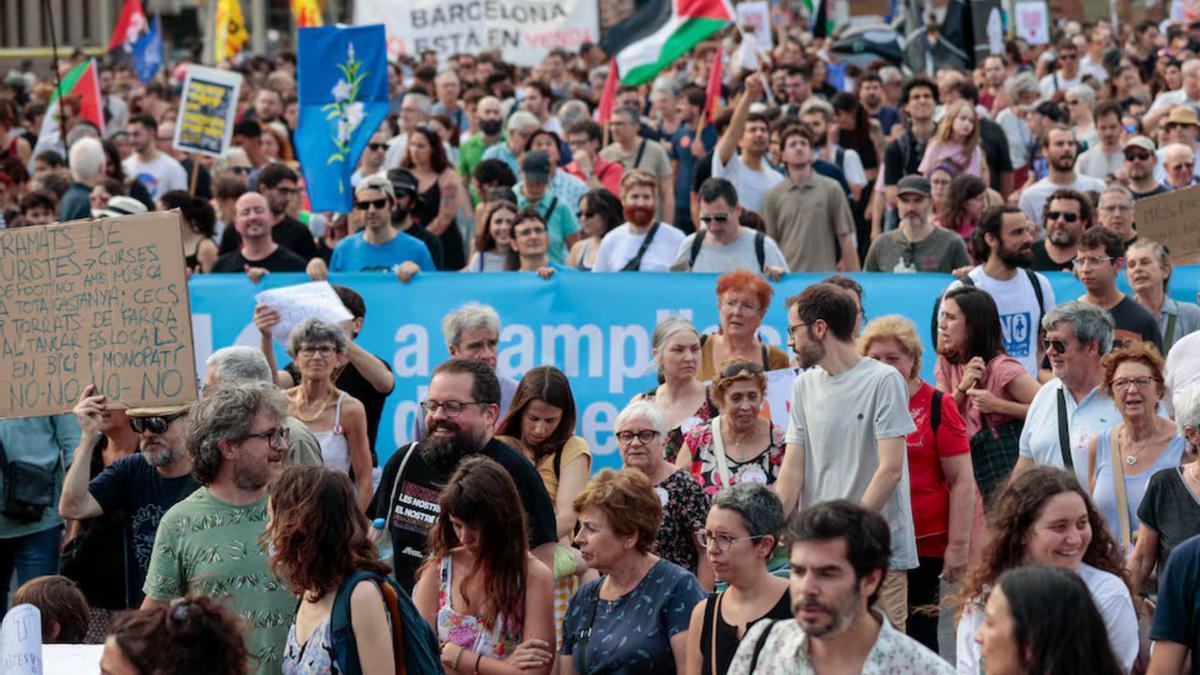 Manifestación organizada por entidades ecologistas, vecinales y sociales, este sábado en Barcelona, para exigir límites al turismo en la ciudad EFE