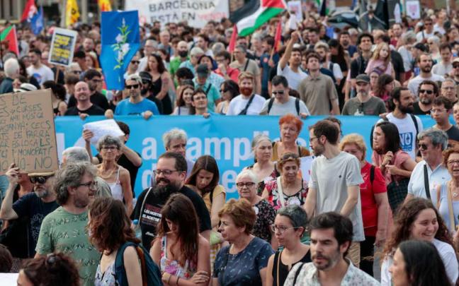 Manifestación organizada por entidades ecologistas, vecinales y sociales, este sábado en Barcelona, para exigir límites al turismo en la ciudad EFE / EFE Manifestación organizada por entidades ecologistas, vecinales y sociales, este sábado en Barcelona, para exigir límites al turismo en la ciudad EFE