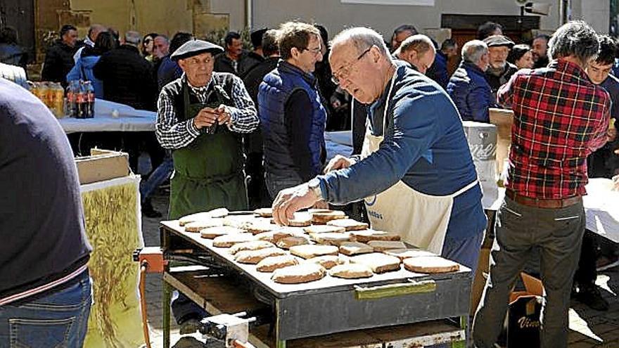 Jacinto Iriarte afanado en las crujientes tostadas.