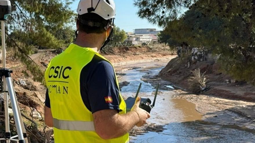 Un agente del CSIC utilizando un dron en el barranco del Poyo (Valencia).