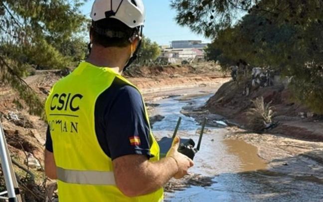 Un agente del CSIC utilizando un dron en el barranco del Poyo (Valencia).