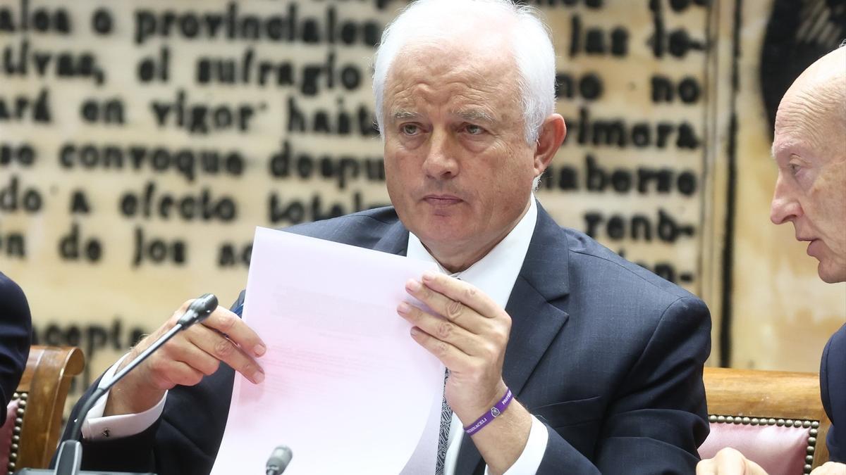 El senador del PP y presidente de la Mesa de la Comisión, Eloy Suárez, durante la Comisión de Investigación sobre el 'caso Koldo', en el Senado, a 30 de octubre de 2025, en Madrid.