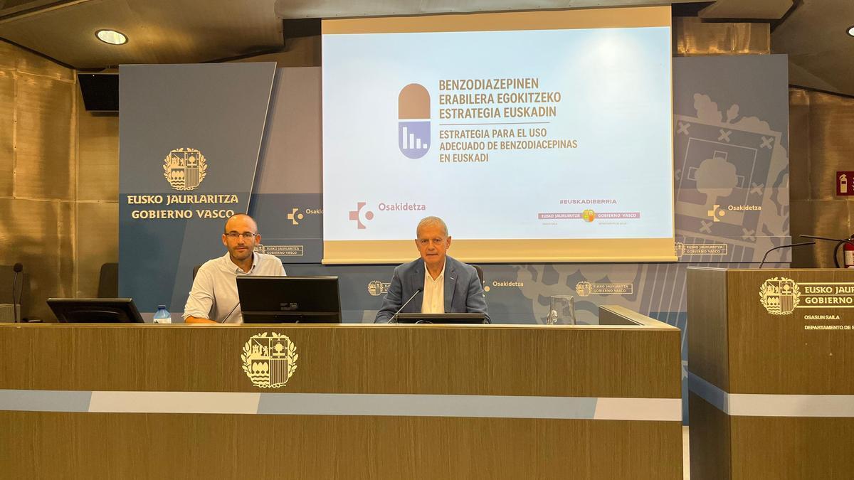 El médico epidemiólogo de Osakidetza, Eduardo Millán (izda.) y el director de Farmacia, Iñaki Betolaza.