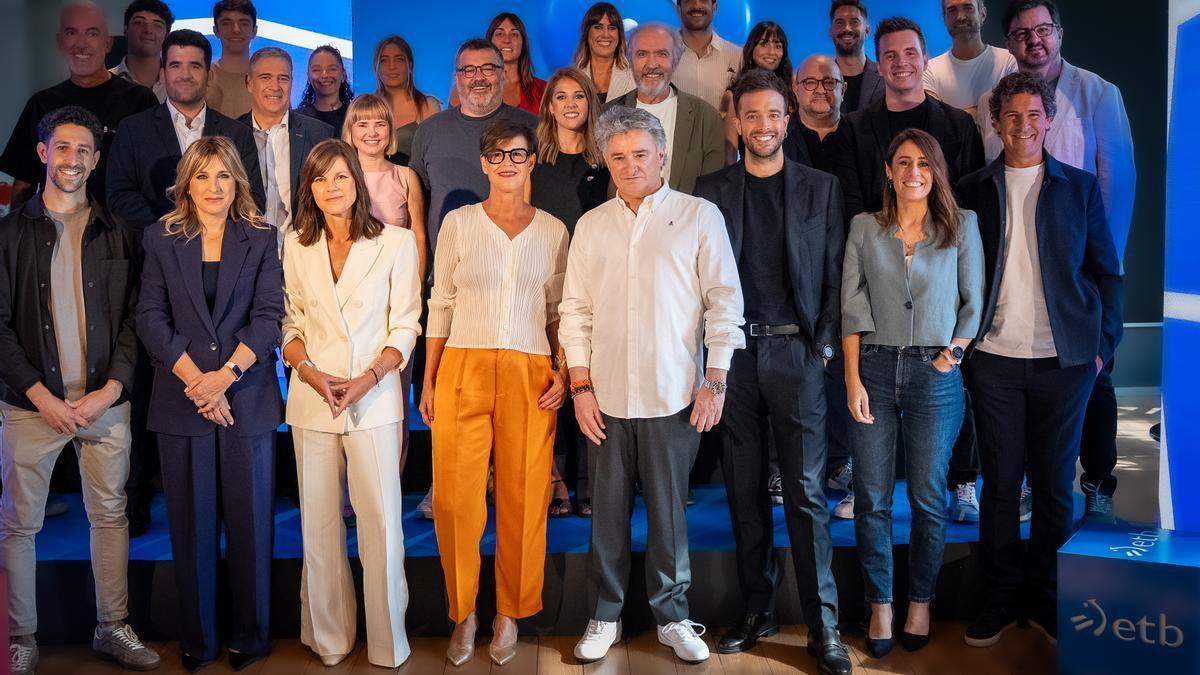Imagen de familia en la presentación de la programación de otoño de ETB
