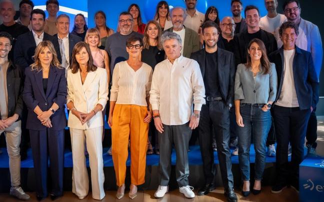 Imagen de familia en la presentación de la programación de otoño de ETB
