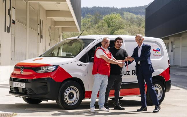 Entrega del vehículo eléctrico en Gernika-Lumo / Curz Roja Entrega del vehículo eléctrico en Gernika-Lumo