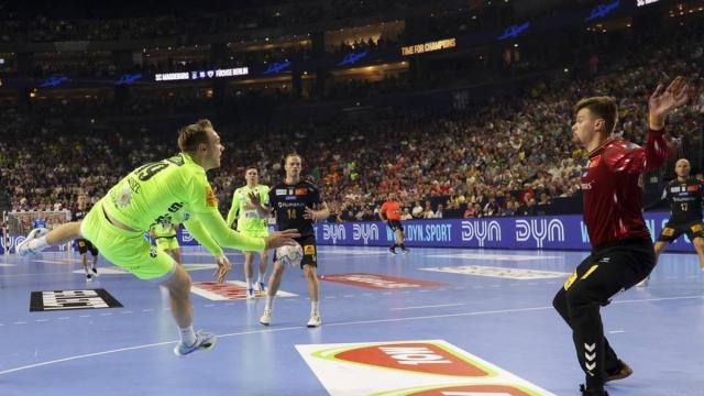 Mathias Gidsel (Füchse Berlin), ante Sergey Hernández (SC Magdeburg) en la semifinal de la Champions League en el Lanxess Arena de Colonia