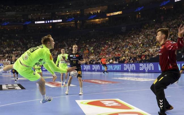Mathias Gidsel (Füchse Berlin), ante Sergey Hernández (SC Magdeburg) en la semifinal de la Champions League en el Lanxess Arena de Colonia