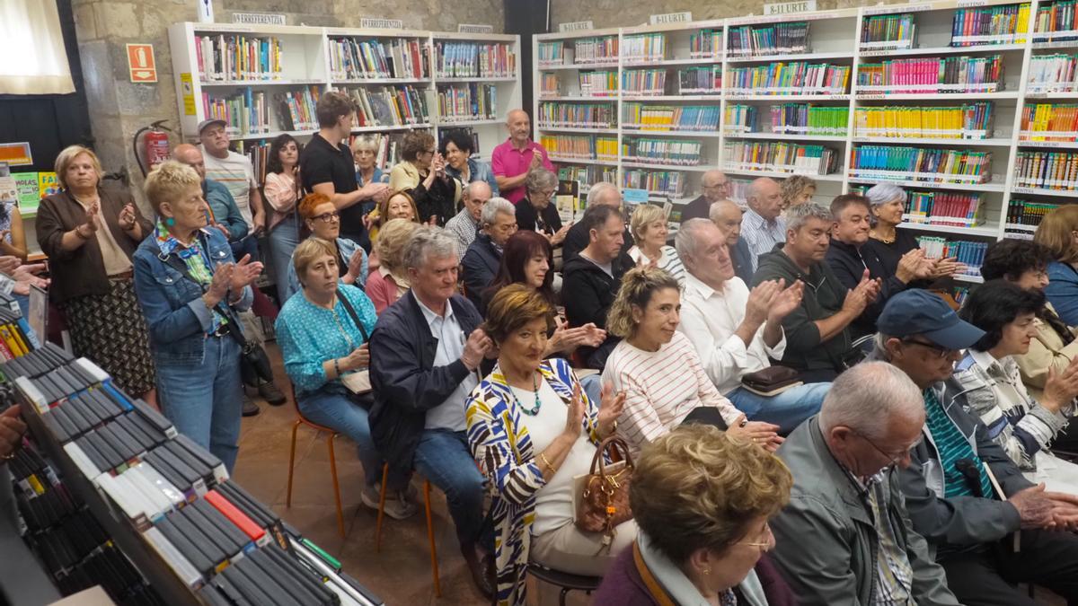 La presentación de la novela "Hamaika egun Azpeitian" ha despertado un gran interés.