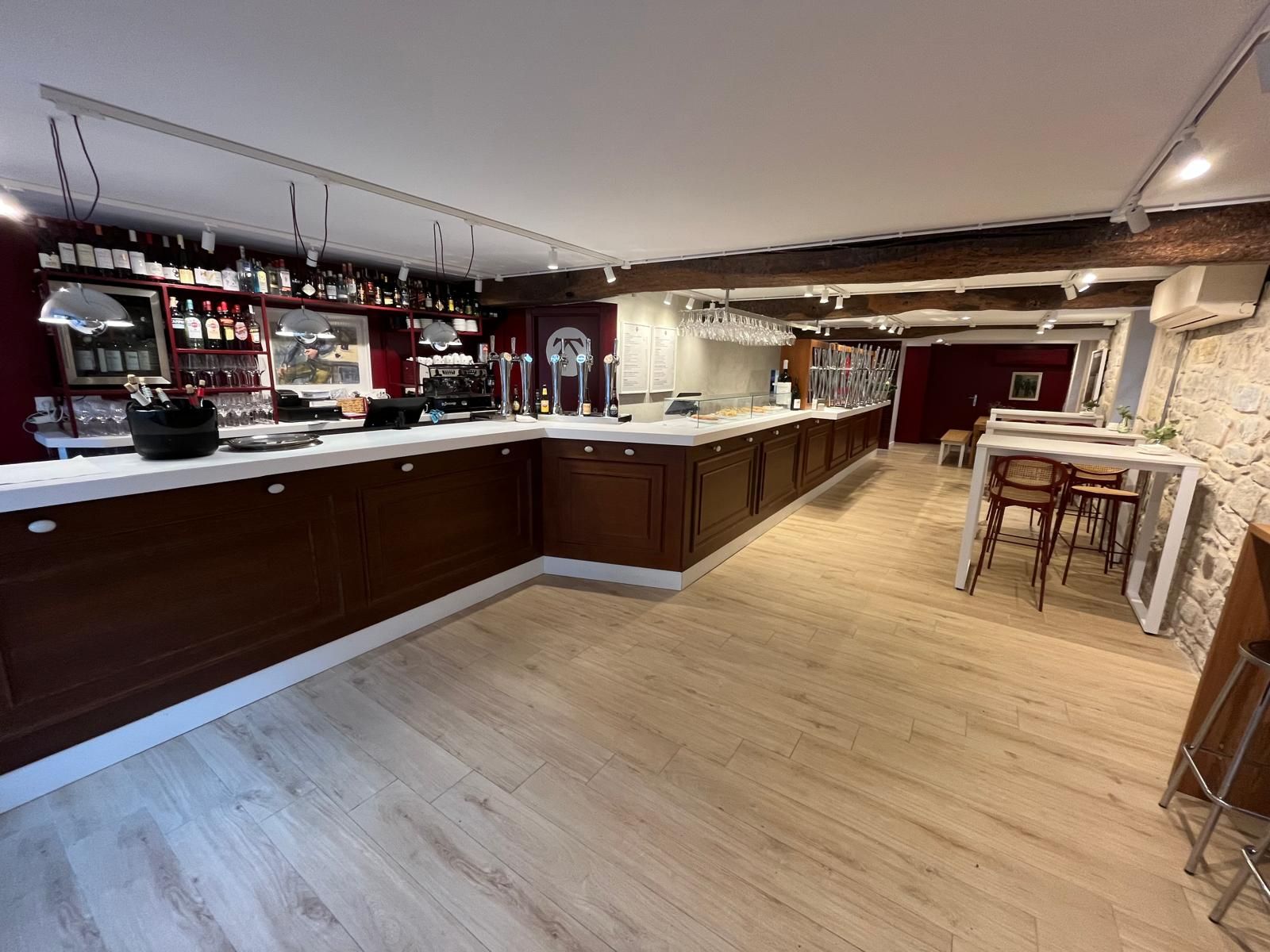 El local mantiene sus vigas de madera y su pared de piedra.