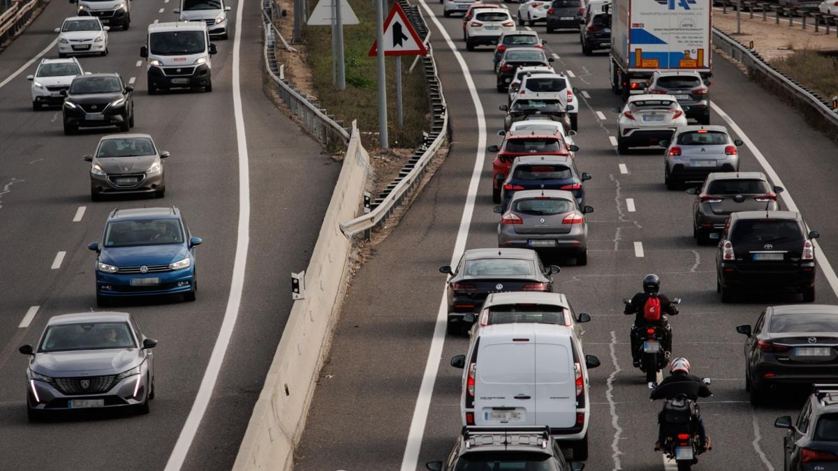 Imagen de una carretera en hora punta