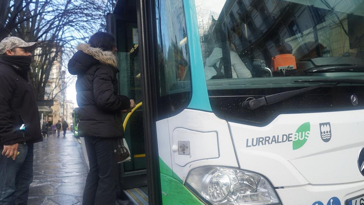 Viajeros a punto de subirse a un autobús de la red de Lurraldebus.