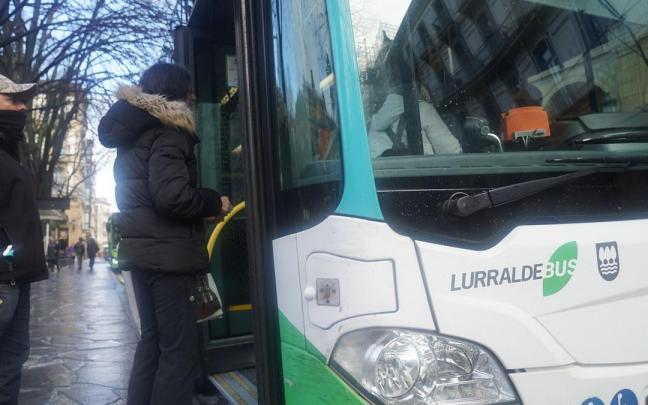 Viajeros a punto de subirse a un autobús de la red de Lurraldebus.