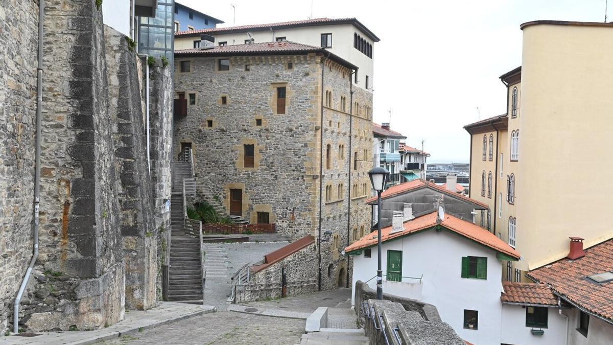 La emblemática torre Berriatua, ocupada.