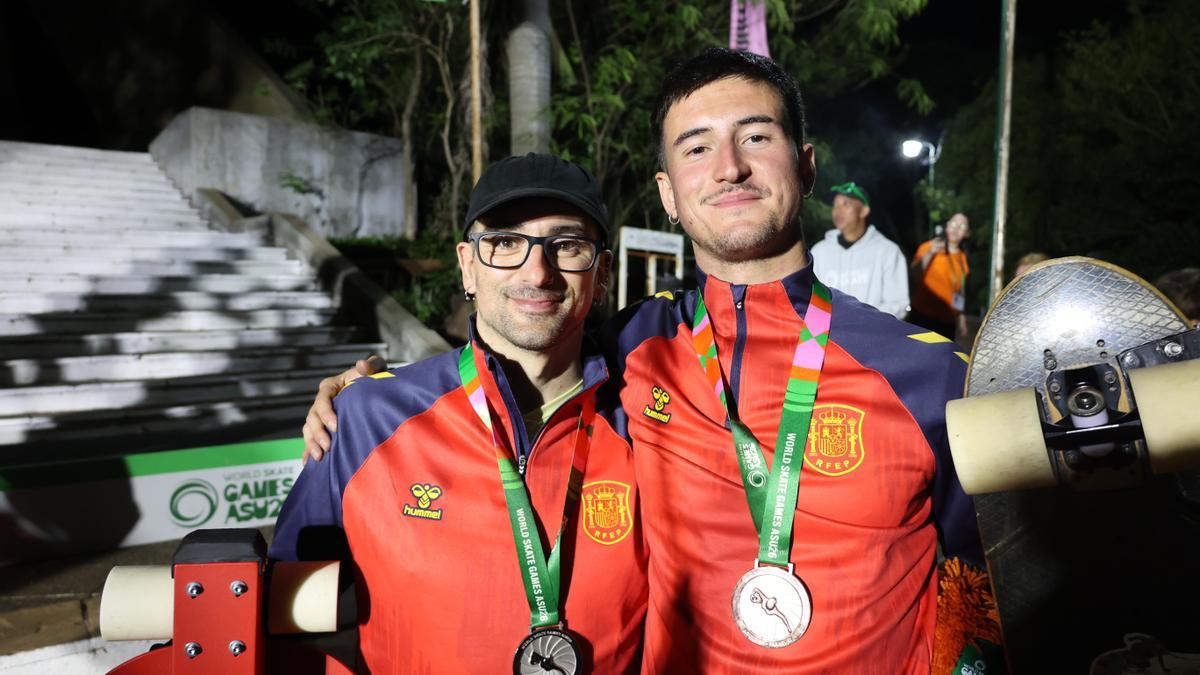 Albert Forés y Mikel Echegaray con sus medallas en los World Skate Games 2026.