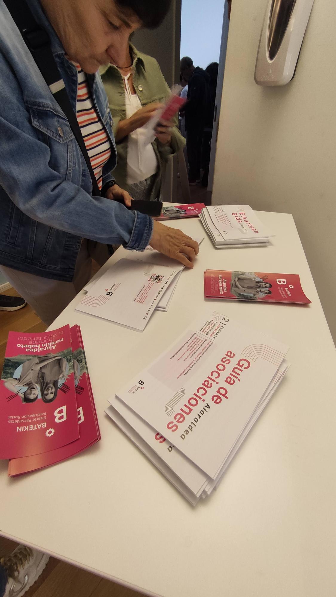 La guía de asociaciones del voluntariado en Aiaraldea se distribuirá por espacios públicos de referencia en la comarca