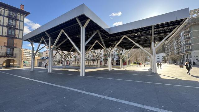 Se estudiará la sustitución de la pérgola, en la imagen, por una nueva cubierta.