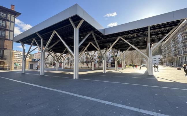 Se estudiará la sustitución de la pérgola, en la imagen, por una nueva cubierta.