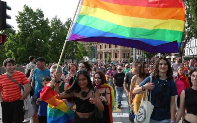 Manifestación en Pamplona en favor de los derechos de la comunidad LGTBI+ durante el 29 de junio.