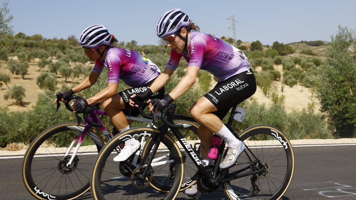 Usoa Ostolaza y Ane Santesteban, durante la disputa del estatal de ruta.