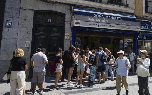 Colas en Doña Manolita este verano para comprar décimos de Lotería de Navidad de 2025.