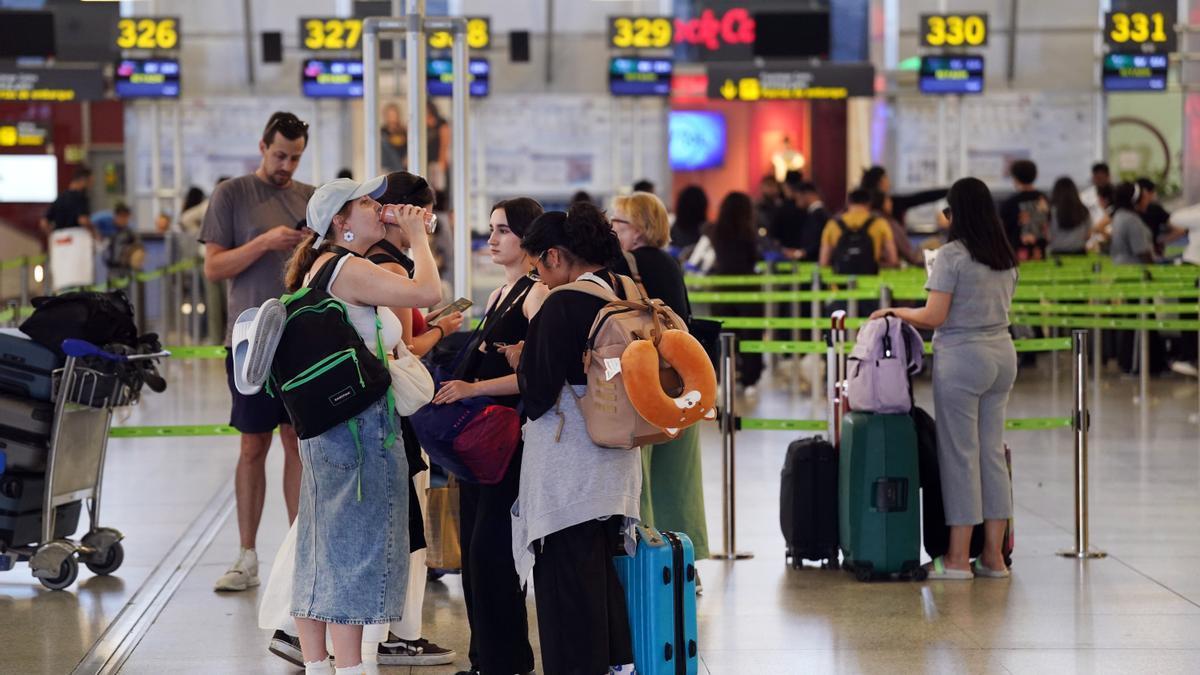 Imágenes de turistas a su llegada al aeropuerto de Málaga