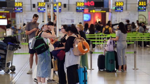 Imágenes de turistas a su llegada al aeropuerto de Málaga