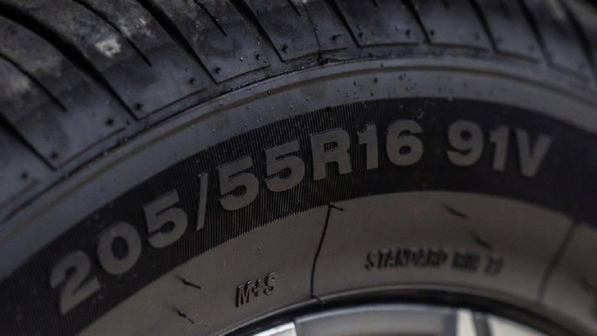 Las especificaciones del neumático grabadas en el flanco.
