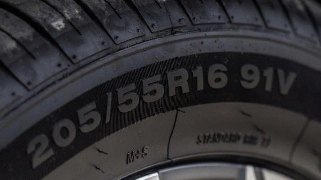 Las especificaciones del neumático grabadas en el flanco.