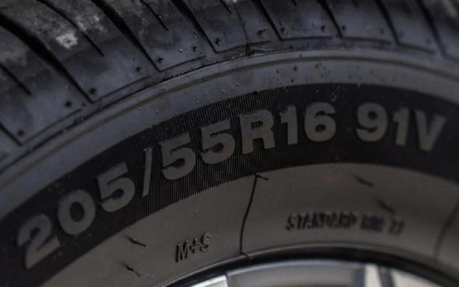 Las especificaciones del neumático grabadas en el flanco.