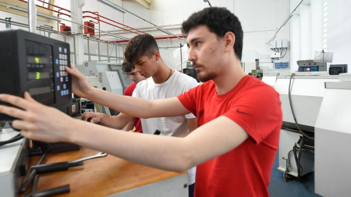 Estudiantes de Mecanizado, de Salesianos en Deusto, realizando prácticas en un taller.