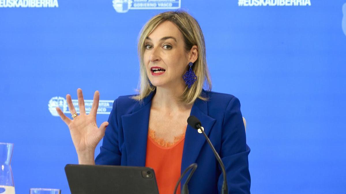 La portavoz del Gobierno vasco y consejera de Gobernanza, Administración Digital y Autogobierno, Maria Ubarretxena, durante la rueda de prensa posterior al Consejo de Gobierno.