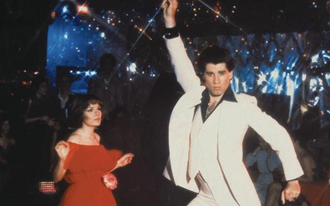 John Travolta en 'Fiebre del sábado noche' utilizando el traje subastado.